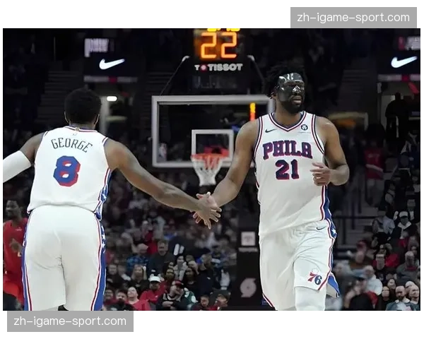 特写：恩比德与阿德巴约发生口角，赛后拥抱致意展现赛场竞争精神