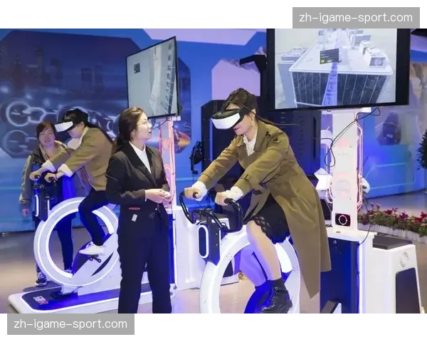 在诺里奇城的社区数字中心,退休老人们通过VR设备“亲临”英超现场 在诺里奇城的社区数字中心,退休老人们通过VR设备“亲临”英超现场