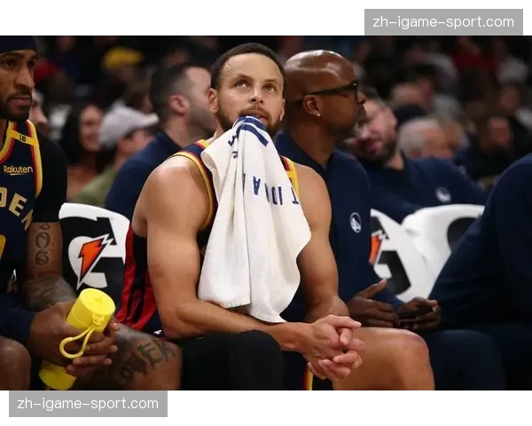 特写:NBA赛场,库里命中第3500记三分后,指向观众席的父母 特写:NBA赛场,库里命中第3500记三分后,指向观众席的父母