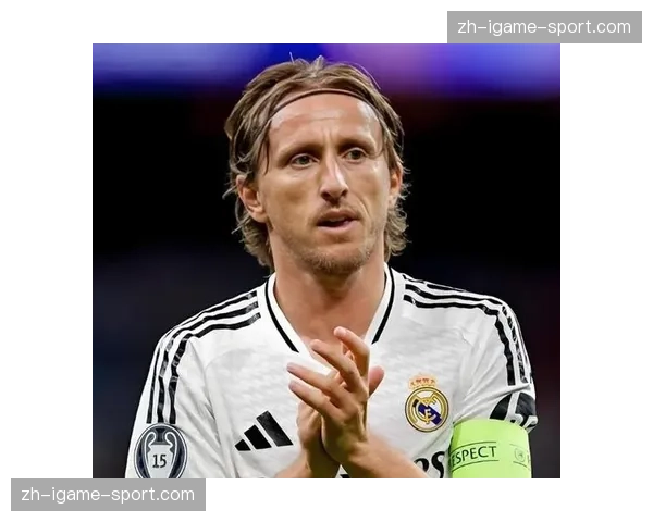 特写:37岁的莫德里奇在替补席上为球队的每一次成功拦截握拳庆祝 特写:37岁的莫德里奇在替补席上为球队的每一次成功拦截握拳庆祝